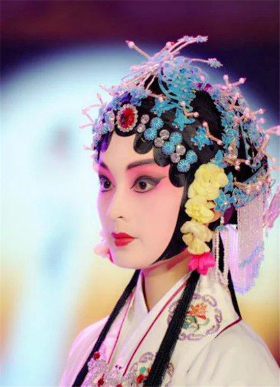 李沁曾苦练9年昆曲被当接班人转身却扎进娱乐圈理由令人感慨
