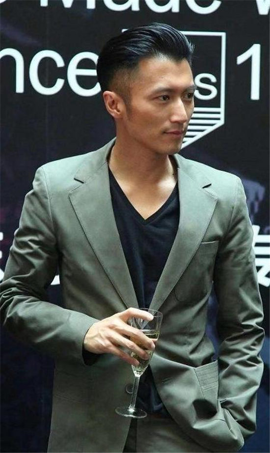 39岁谢霆锋越老越吃香戴眼镜帅成撕漫男难怪王菲如此深爱