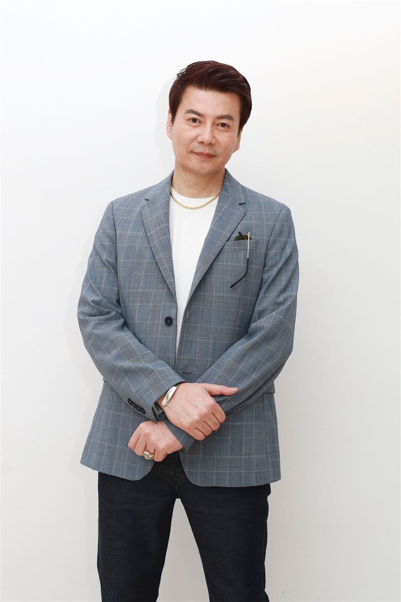 56岁倪齐民冻龄曝光拍戏恋差30岁直播主自嘲没好事