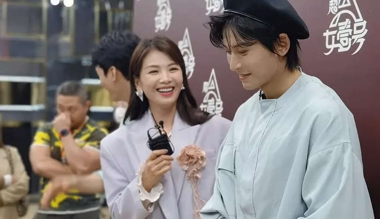 刘涛与张哲瀚梦幻联动龚俊拒答苹果问题看似避嫌实则高明