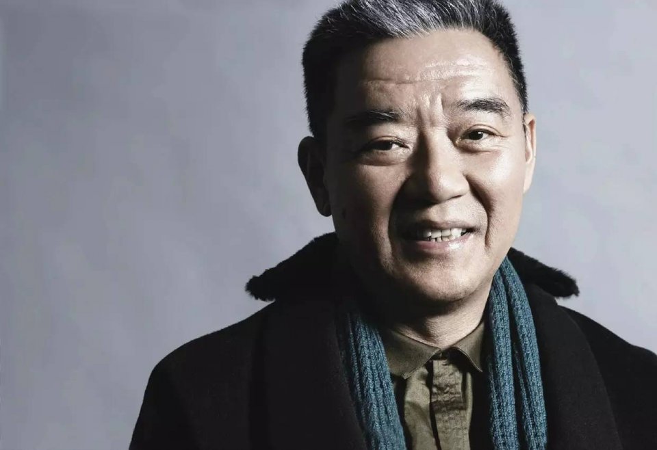 68岁李立群带妻子旅游罕晒合照,头发花白,妻子小9岁有夫妻相 - 首映网