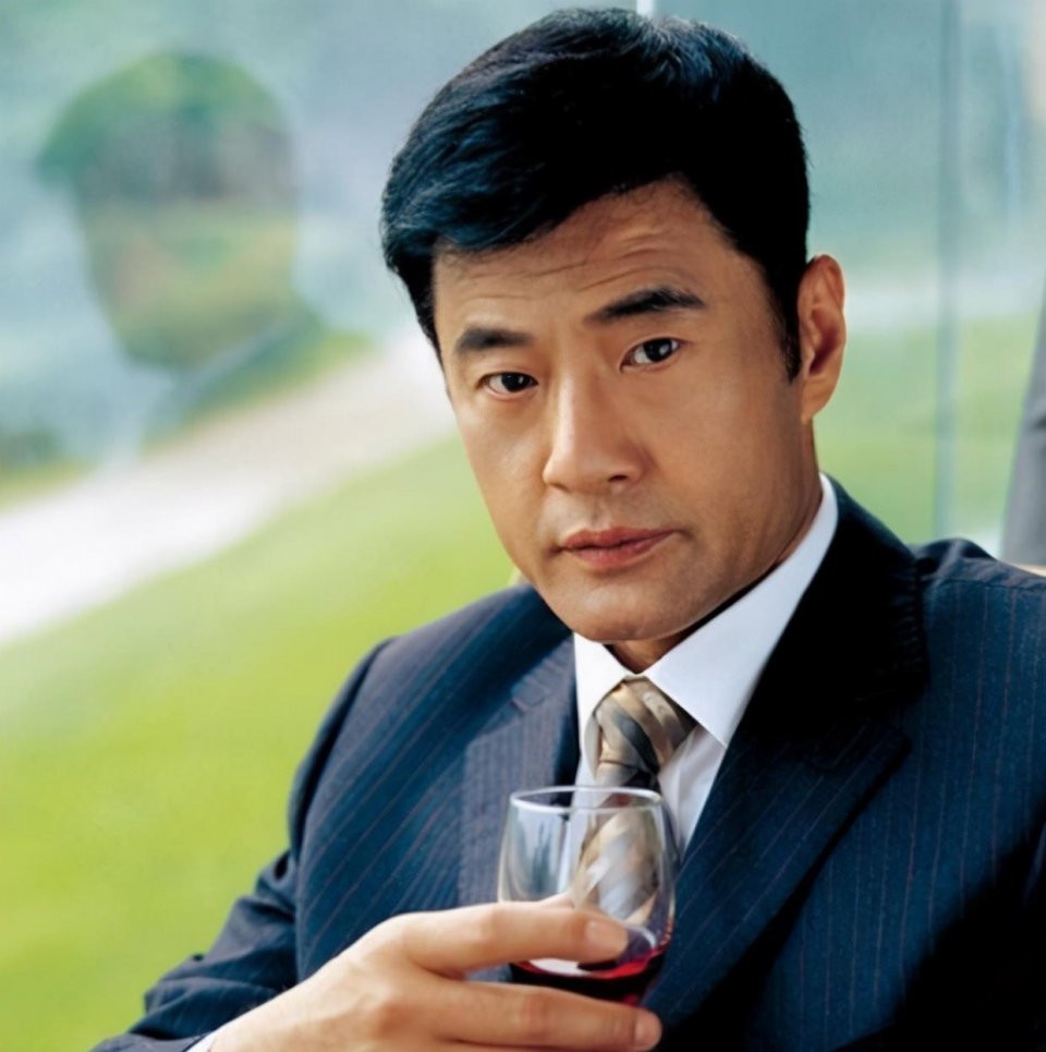 别看于荣光在电影圈里不红其实他在另一个圈子里早已红得发紫了