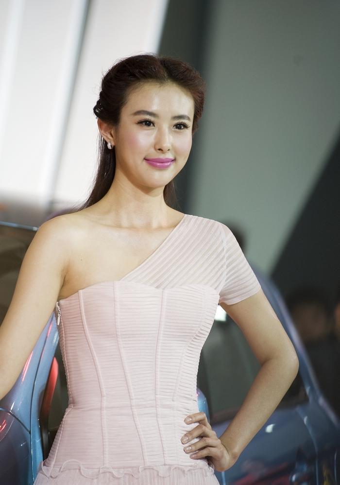 第一车模翟凌坠落史被男友踢爆不雅视频后车模事业尽毁