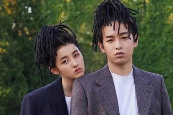 张子枫拍校园戏,校服外套绑在腰上被抓拍,助理的举动却有失风度